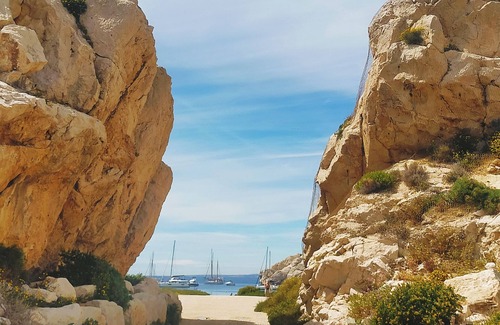 Marseille Apartamento | Studio on Frioul Island: at the foot of a beach and the Morgiret calanque.