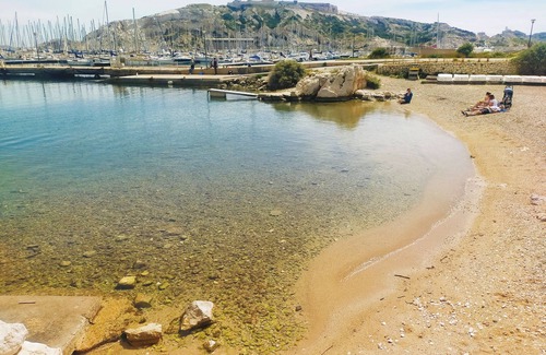 Marseille Apartamento | Studio on Frioul Island: at the foot of a beach and the Morgiret calanque.
