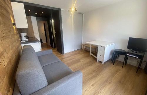 Jeux Apartamento | Studio pour 4 à L'Alpe d'Huez - Proche pistes et commerces, terrasse sud, TV, casier à skis - FR-1-405-218