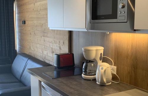 Jeux Apartamento | Studio pour 4 à L'Alpe d'Huez - Proche pistes et commerces, terrasse sud, TV, casier à skis - FR-1-405-218