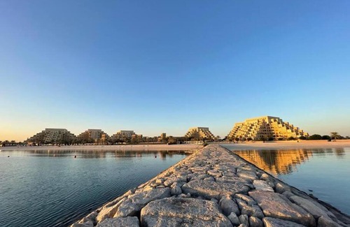 Bab Al Bahr Apartamento | Studio -Private Beach & Pool & BBQ -WiFi available