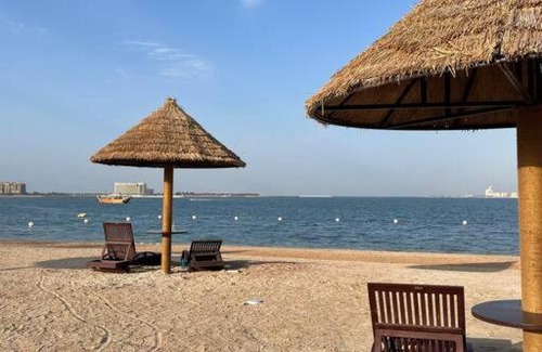 Bab Al Bahr Apartamento | Studio -Private Beach & Pool & BBQ -WiFi available