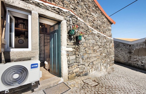 Provesende Apartamento | Estudio 'Quarto Exterior - Casa Da Jesus' con vistas a la montaña, Wi-Fi y aire acondicionado.