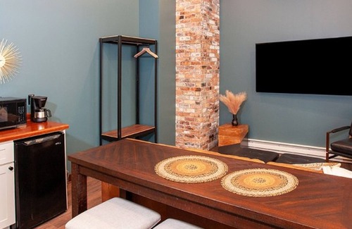 Downtown - Waterfront Apartamento | Studio Queen Suite - Spectacular Views of Downtown Duluth's Superior Street