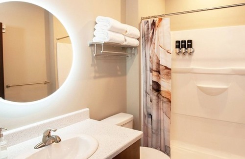 Downtown - Waterfront Apartamento | Studio Queen Suite - Spectacular Views of Downtown Duluth's Superior Street