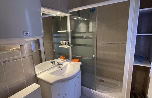 Laveissiere Apartamento | Studio rénové, calme, balcon sud, jardinet, proche pistes et commerces - FR-1-787-22