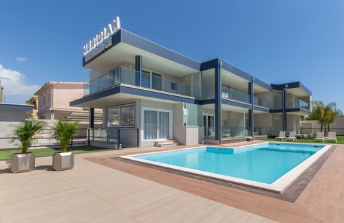 Villa San Pietro Apartamento | Estudio "Residence Meridian Unità 3" Cerca de la playa con vistas a la montaña, piscina y Wi-Fi