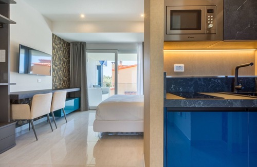 Villa San Pietro Apartamento | Estudio "Residence Meridian Unità 5" cerca de la playa, con vistas a la montaña, piscina y Wi-Fi
