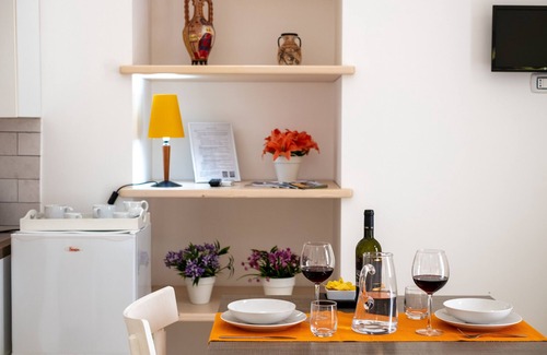 Leverano Apartamento | Estudio 'Residenza Isabella 3' cerca del centro de la ciudad con jardín y aire acondicionado