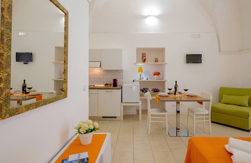 Leverano Apartamento | Estudio 'Residenza Isabella 3' cerca del centro de la ciudad con jardín y aire acondicionado