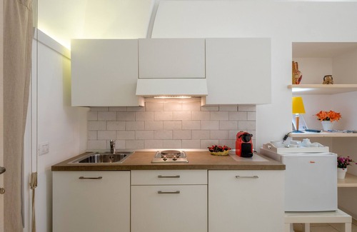 Leverano Apartamento | Estudio 'Residenza Isabella 3' cerca del centro de la ciudad con jardín y aire acondicionado