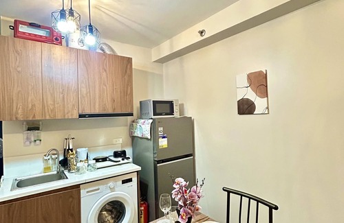 Lapu-Lapu Condominio | Studio Retreat with Balcony and Pool