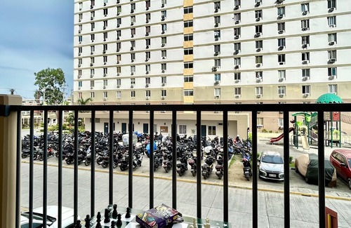 Lapu-Lapu Condominio | Studio Retreat with Balcony and Pool