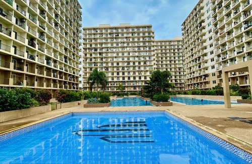 Lapu-Lapu Condominio | Studio Retreat with Balcony and Pool