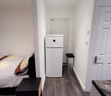 Kidbrooke with Hornfair Apartamento | Studio self contained double bedroom