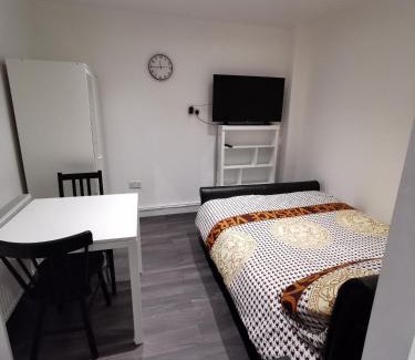 Kidbrooke with Hornfair Apartamento | Studio self contained double bedroom