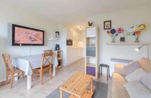 De Haan Apartamento | Studio Siena with parking and shared pool by Interhome
