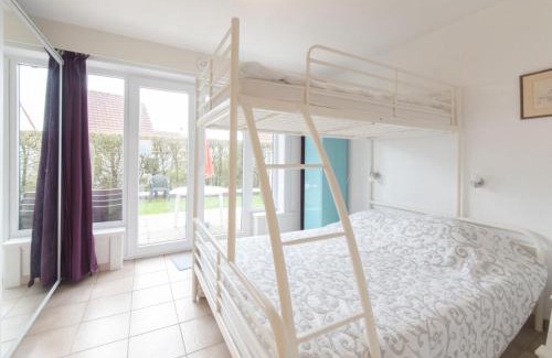 De Haan Apartamento | Studio Siena with parking and shared pool by Interhome