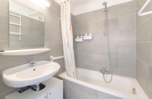 De Haan Apartamento | Studio Siena with parking and shared pool by Interhome
