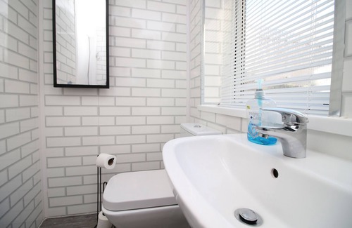Cwmbrwla Apartamento | Studio - Sleeps 10 - Parking - Wifi