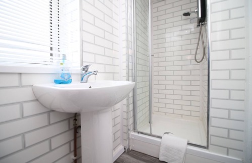 Cwmbrwla Apartamento | Studio - Sleeps 10 - Parking - Wifi