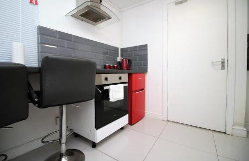 Cwmbrwla Apartamento | Studio - Sleeps 10 - Parking - Wifi