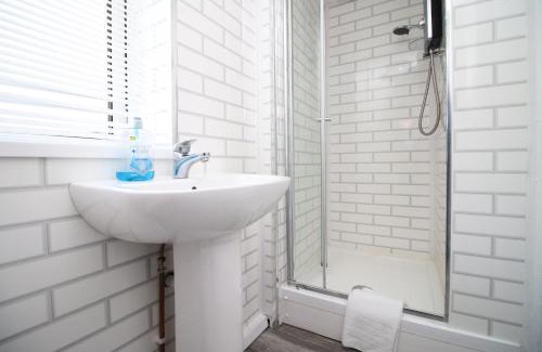 Cwmbrwla Apartamento | Studio - Sleeps 10 - Parking - Wifi