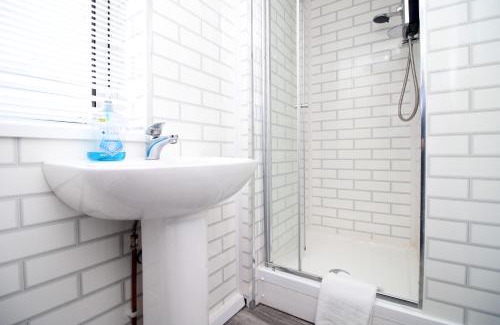 Cwmbrwla Apartamento | Studio - Sleeps 10 - Parking - Wifi