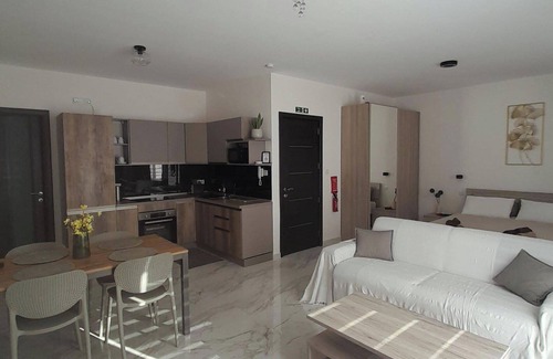 Qawra Apartamento | Studio - Sleeps 2 - Balcony - 5 Min Walk To Beach
