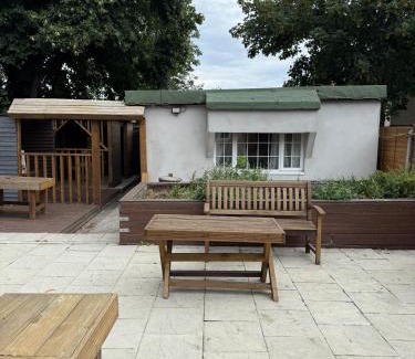 Brunel Apartamento | Studio - Sleeps 2 - Garden - Parking - Wifi
