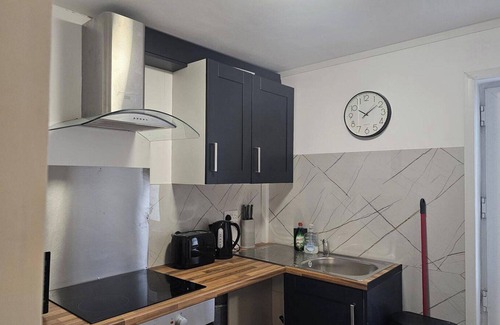 Bridgend Apartamento | Studio - Sleeps 2 - Parking - WiFi