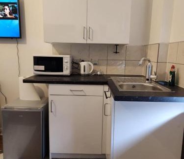 Stone Apartamento | Studio - Sleeps 2 - Parking - Wifi