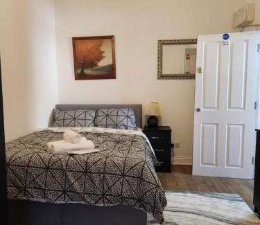 Stone Apartamento | Studio - Sleeps 2 - Parking - Wifi
