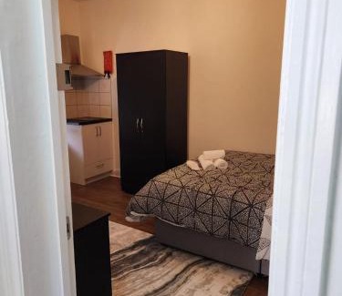 Stone Apartamento | Studio - Sleeps 2 - Parking - Wifi