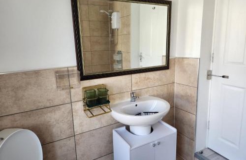 Stone Apartamento | Studio - Sleeps 2 - Parking - Wifi