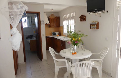 Capesterre-Belle-Eau Apartamento | Estudio sureste, gran terraza frente al mar en jardín tropical.