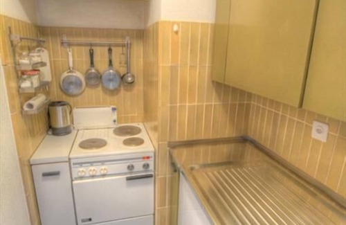 Anzere Apartamento | Estudio sur en la plaza del pueblo con un armario, un baño y un aseo, una cocina pequeña