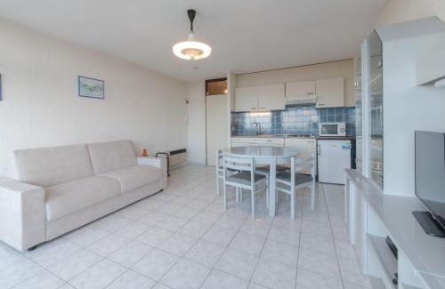 Bredene Apartamento | Studio Studio 806 by Interhome