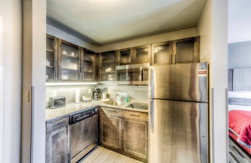 Columbus Apartamento | ¡Suite Studio a solo 1 milla de OSU! El | Piscina cubierta + centro de negocios las 24 horas