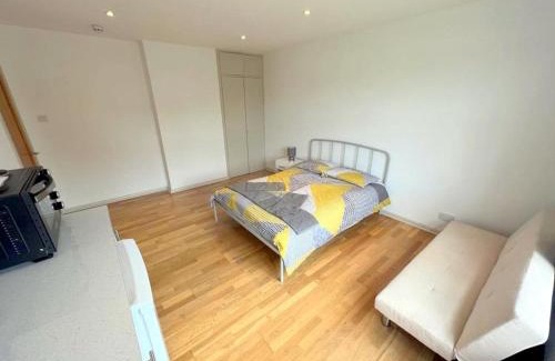Sutton South Casa | Studio (Triple) in Sutton