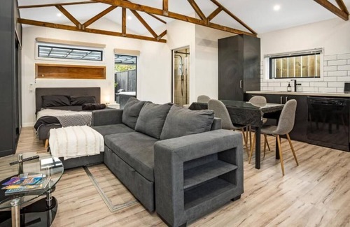 Christchurch Casa | Studio Unit with Spa Bath