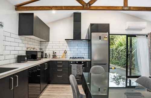 Christchurch Casa | Studio Unit with Spa Bath