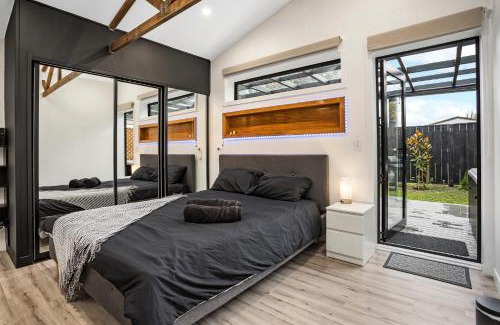 Christchurch Casa | Studio Unit with Spa Bath
