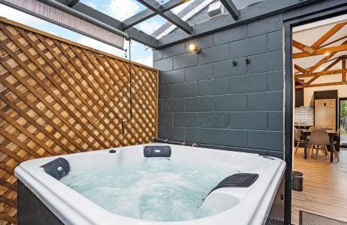 Christchurch Casa | Studio Unit with Spa Bath