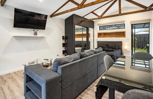Christchurch Casa | Studio Unit with Spa Bath