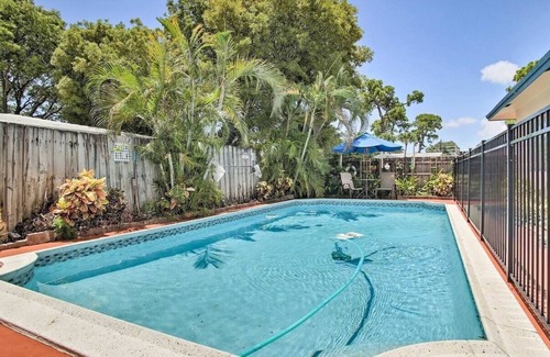 Central Oakland Park Casa | Studio Villa with shared pool and free WIFI
