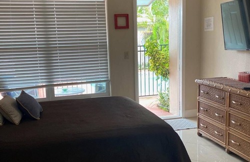 Central Oakland Park Casa | Studio Villa with shared pool and free WIFI