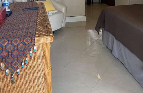 Central Oakland Park Casa | Studio Villa with shared pool and free WIFI