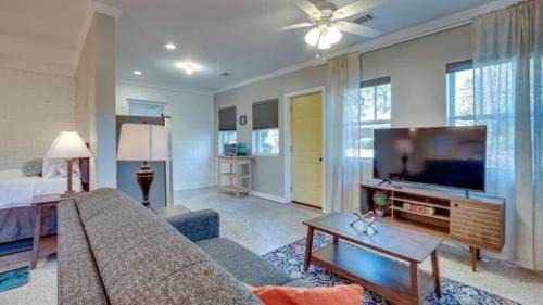 Thunderbolt Casa | Studio w Gazebo & Pool-Swanky Savannah Style