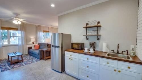 Thunderbolt Casa | Studio w Gazebo & Pool-Swanky Savannah Style